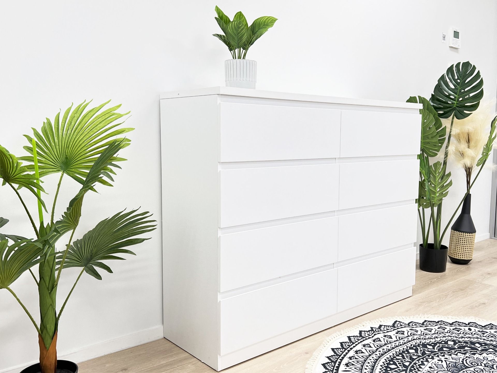 Low store white drawers