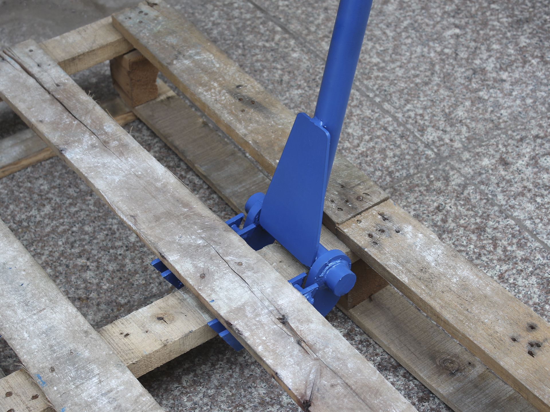 Pallet discount pry bar